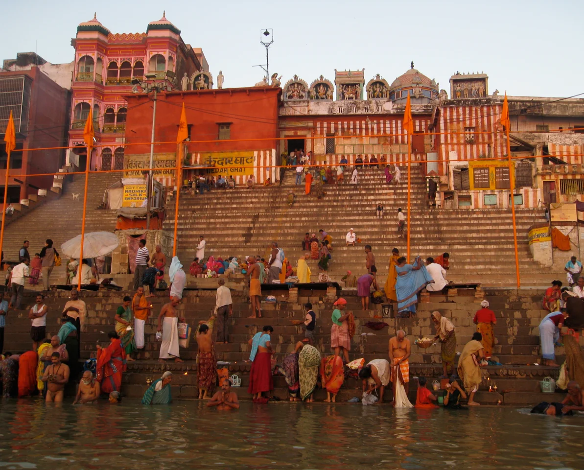 केदार घाट की छोटी आरती में जाओ — भीड़ नहीं, भक्ति ज़्यादा