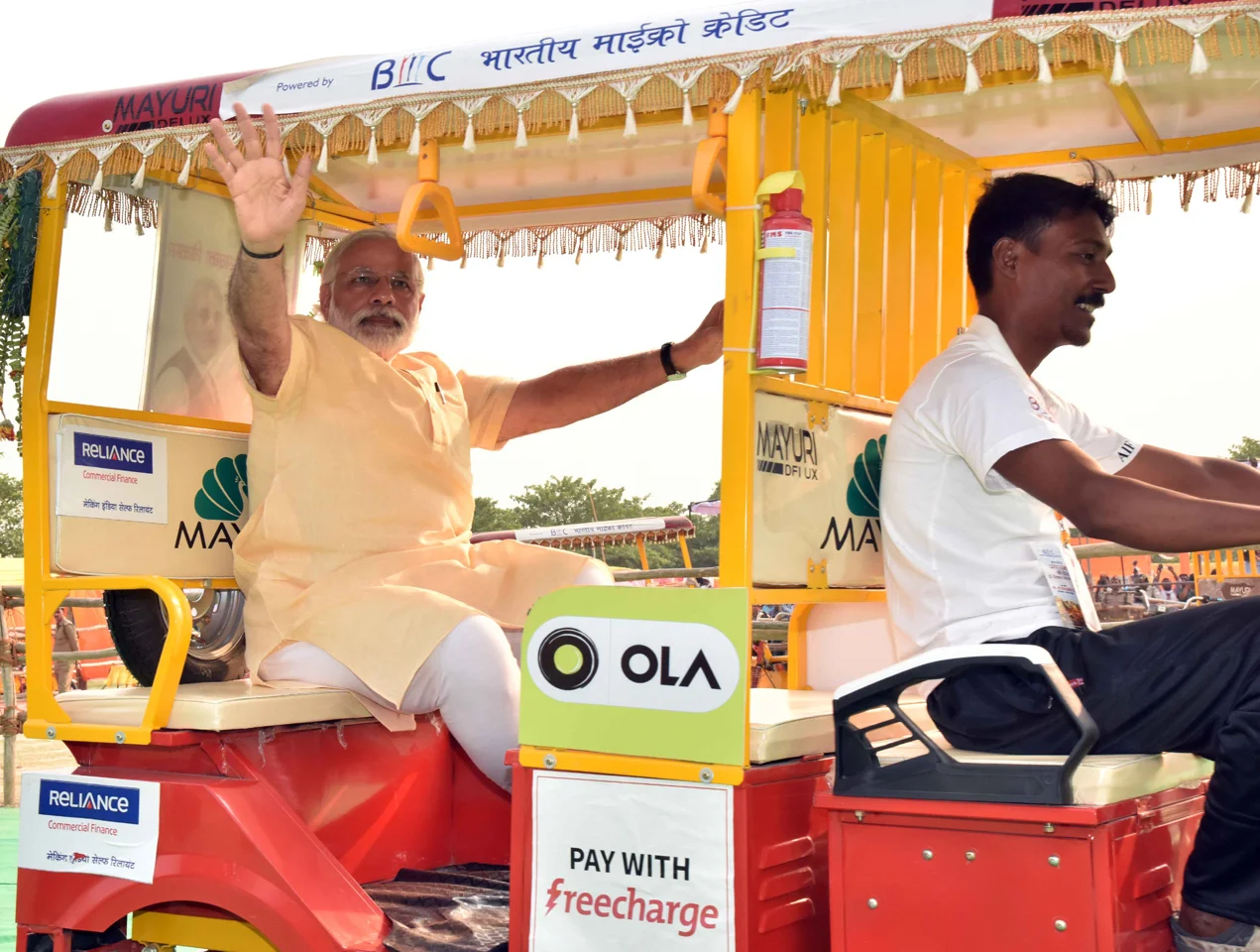 वाराणसी में पर्यावरण-अनुकूल ई-रिक्शा पर घूमें